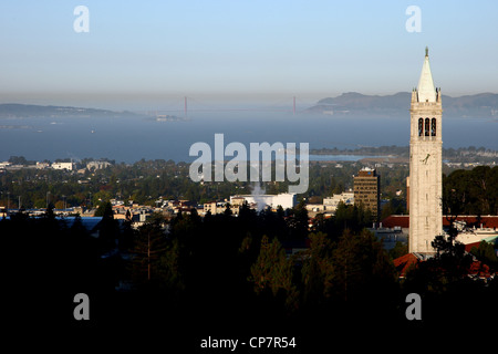 SATHER TOWER BERKELEY GOLDEN GATE BRIDGE BERKELEY CALIFORNIA USA 6. Oktober 2011 Stockfoto