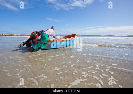 Zwei Fischer startet kleines Fischerboot in Paternoster Stockfoto