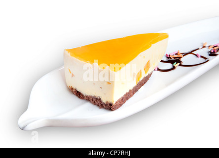 Ein Stück von der Delikatesse-Käse-Kuchen auf Teller mit Beschneidungspfad, isoliert auf weißem Hintergrund. Stockfoto