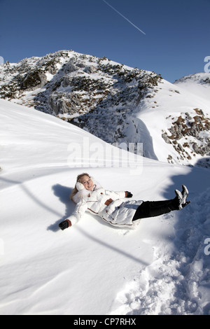 Frau fällt auf UNTERSBERG SCHNEEBERG Österreich 28. Dezember 2011 Stockfoto