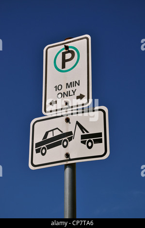 Tow away Zone Warnschild am blauen Himmel Stockfoto