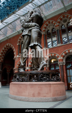 Der Ort der Begegnung, Statue, St. Pancras Station, London durch Paul Day Stockfoto