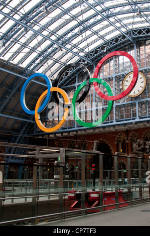 Olympische Ringe, St. Pancras Station, London Stockfoto