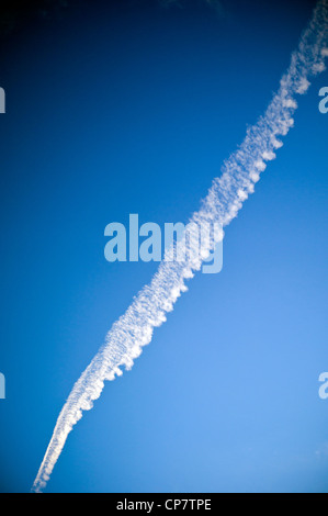Kommerzielle Fluggesellschaft Jet Kondensstreifen über eine klare Dämmerung Sonnenuntergang blauen Himmel Stockfoto