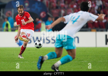 Patrick Muller aus der Schweiz gibt den Ball während des UEFA Euro 2008 Gruppenspiels gegen die Türkei am 11. Juni 2008 im St. Jakob Park in Basel. Nur redaktionelle Verwendung. Kommerzielle Nutzung verboten. (Foto: Jonathan Paul Larsen / Diadem Images) Stockfoto