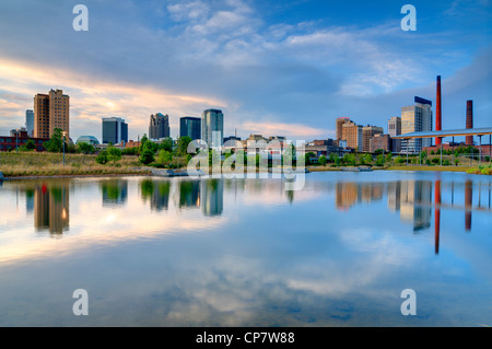 Gebäude in der Innenstadt von Birmingham, Alabama, USA vom Railroad Park gesehen. Stockfoto