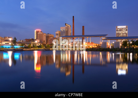 Gebäude in der Innenstadt von Birmingham, Alabama, USA vom Railroad Park gesehen. Stockfoto