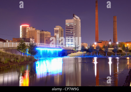 Gebäude in der Innenstadt von Birmingham, Alabama, USA vom Railroad Park gesehen. Stockfoto