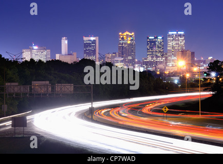 Skyline von Birmingham, Alabama von oben die Interstate 65. Stockfoto