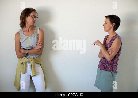 Zwei Frauen brainstorming Ideen für Business-marketing in einem Büro. Stockfoto