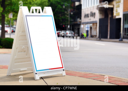 Leere Plakat an einer Straßenecke für Werbung Stockfoto