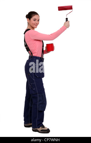 Frau mit Farbroller und Farbe Stockfoto
