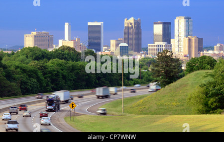 Skyline von Birmingham, Alabama von oben die Interstate 65. Stockfoto