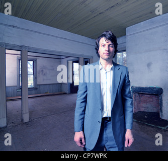 Junge Männchen in ein altes antikes Interieur Stockfoto