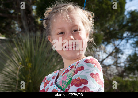 Fünf Jahre altes Mädchen selbstbewusst in die Kamera Lächeln. Stockfoto