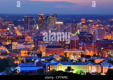 Die Innenstadt von Skyline von Birmingham, Alabama, USA in der Nacht. Stockfoto
