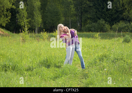 Paar auf einer Wiese in der Frühling-Nachmittag umarmen Stockfoto