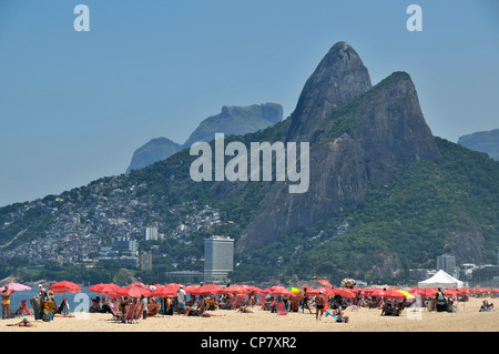 Leblon Beach, Morro Dois Irmaos, Rio de Janeiro, Brasilien Stockfoto