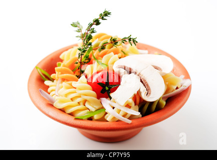 Tricolor Korkenzieher Nudeln in eine Schüssel Terrakotta Stockfoto