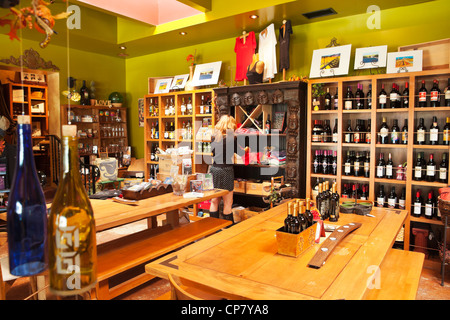 Frau in Wine Rack Store, Ventura, California Stockfoto