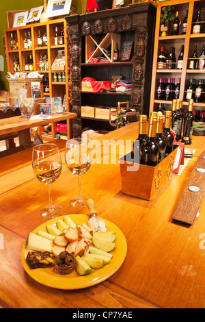 zwei Gläser weiß Wein mit Obst & Käse Platte, Wine Rack Store, Ventura, California Stockfoto