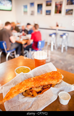 Fisch und zweimal gekocht Chips mit Erbsenpüree und ein Boddington Pub Ale, Mac Fisch und Chip-Shop, Santa Barbara, Kalifornien Stockfoto