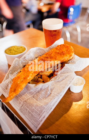 Fisch und zweimal gekocht Chips mit Erbsenpüree und ein Boddington Pub Ale, Mac Fisch und Chip-Shop, Santa Barbara, Kalifornien Stockfoto