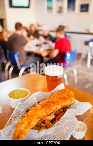 Fisch und zweimal gekocht Chips mit Erbsenpüree und ein Boddington Pub Ale, Mac Fisch und Chip-Shop, Santa Barbara, Kalifornien Stockfoto