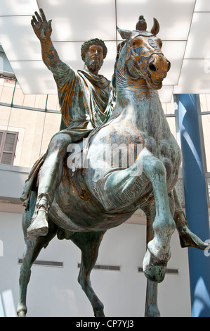 Die ursprüngliche Reiterstatue des Marcus Aurelius auf dem Pferderücken in den Kapitolinischen Museen in Rom, Italien. Stockfoto