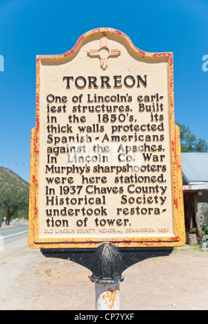 Eine historische Markierung steht vor dem Torreon in Lincoln. Stockfoto