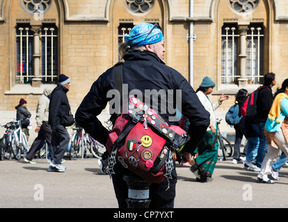 Zyklus Kurier mit funky Beutel, Oxford, Oxfordshire, England Stockfoto