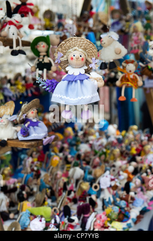 Hängenden hölzernen Kinder Spielzeug / Puppen auf einem Marktstand. Oxford, England Stockfoto