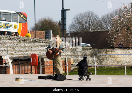 Straßenmusiker auf den Straßen in Stratford Upon Avon England am Fluss Avon Stockfoto