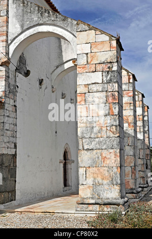 Kirche mit aussteifenden Bögen in Santa Maria, Estremoz, Portugal Stockfoto