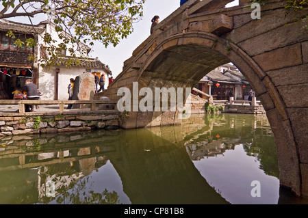 Stone gerundet chinesische Brücke auf einem Kanal in Zhouzhuang Watertown in der Nähe von Shanghai - China Stockfoto