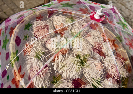 Frische chinesische Nudeln trocknen in der Sonne - Zhouzhuang Watertown in der Nähe von Shanghai - China Stockfoto