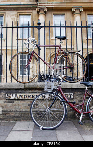 Fahrräder befestigt, Geländer in Cambridge, England Stockfoto