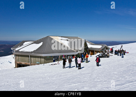 Ptarmigan Restaurant auf Cairn Gorm Berg in Schottland bei sonnigem Wetter mit viel Schnee Anfang Mai Stockfoto