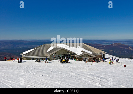 Ptarmigan Restaurant auf CairnGorm Berg in Schottland bei sonnigem Wetter mit viel Schnee Anfang Mai Stockfoto