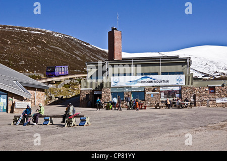 Cairngorm Mountain untere Bahn Installation auf Cairn Gorm im Cairngorms-Nationalpark Schottland mit Standseilbahn Auto absteigend Stockfoto