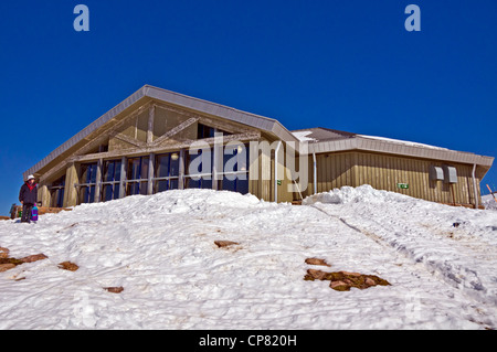 Ptarmigan Restaurant auf Cairn Gorm Berg in Schottland bei sonnigem Wetter mit viel Schnee Anfang Mai Stockfoto