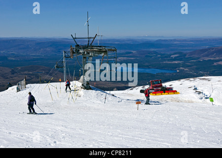 Ankunft an der Bergstation auf Cairngorm Mountain Ski Resort in Schottland Speyside an einem sonnigen Mai-Tag mit reichlich Schnee Skifahrer Stockfoto