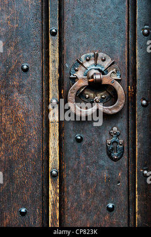 Alte hölzerne Eichentür mit Türklopfer, Universität Oxford, Oxfordshire, England Stockfoto