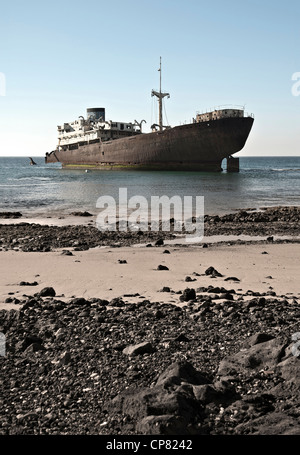 Wrack von einem alten Frachtschiff an der Küste... Stockfoto