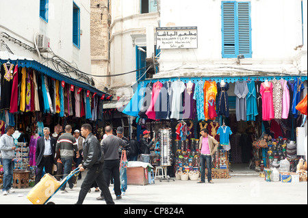 Tunis, Tunesien - Straßenszene auf der Place De La Victoire, Eingang zum Souk Medina. Stockfoto