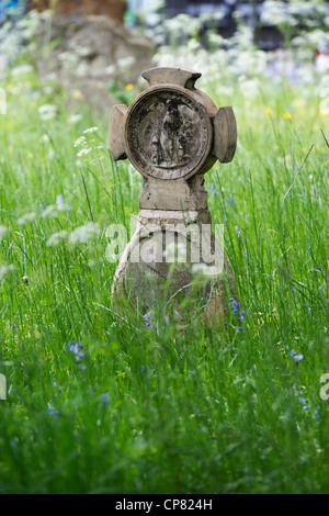 Altes Grab stein in der Pfarrkirche St. Maria Magdalena, Oxford, Oxfordshire, England Stockfoto