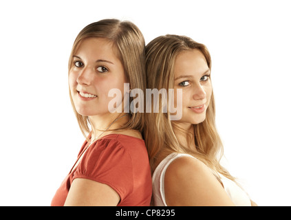 Zwei hübsche junge Frauen mit dem Rücken zueinander liegen. Stockfoto