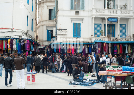 Tunis, Tunesien - Place De La Victoire, der Eingang zu den Märkten der Medina, Straßenszene. Stockfoto