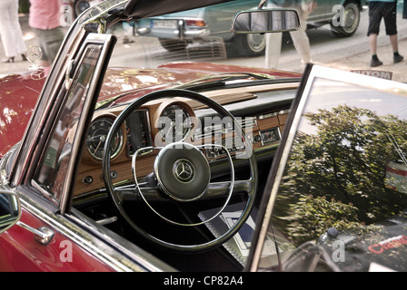 Interieur und Armaturenbrett einen alten Mercedes 220 SE Cabriolet. Stockfoto