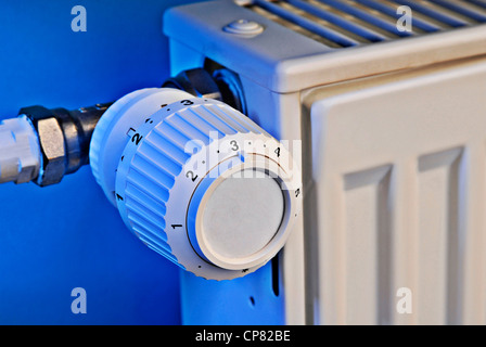 Nahaufnahme von einem Heizungsthermostat. Stockfoto